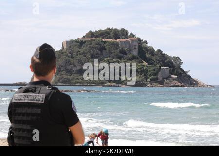 ©PHOTOPQR/NICE MATIN/Luc Boutria ; fort Bregancon 14/05/2021 Emmanuel Macron au fort de Brégançon pour le week-end de l'Ascension le président français Emmanuel Macron à la résidence officielle fort de Bregancon à Bormes-les-Mimosas, dans le sud-est de la France, sur 14 mai 2021 Banque D'Images