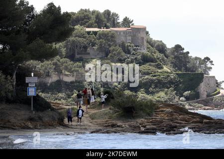 ©PHOTOPQR/NICE MATIN/Luc Boutria ; fort Bregancon 14/05/2021 Emmanuel Macron au fort de Brégançon pour le week-end de l'Ascension le président français Emmanuel Macron à la résidence officielle fort de Bregancon à Bormes-les-Mimosas, dans le sud-est de la France, sur 14 mai 2021 Banque D'Images