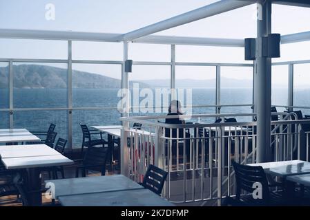 ©Pierre Berthuel / le Pictorium / MAXPPP - Pierre Berthuel / le Pictorium - 15/4/2021 - GRECE / Cyclades / Paros - pas grand monde au balcon pour admirer la vue aux abords de Paros. A bord du ferrie Blue Stars en direction de l'ile de Paros, GRECE. Sur l'ile de Paros dans les cyclades Grecs les professionnels du tourisme préparateur le progrès de la saison touristique. Le plan de vaccination s'accroiere sur l'ile et les mesures sanitaires se precisent. La tres touristique Ile de Paros est encore au calme avant l'arrivée de visites en nombre. / 15/4/2021 - Grèce / Cyclades (l') / Paros - pas m Banque D'Images