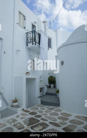 ©Pierre Berthuel / le Pictorium / MAXPPP - Pierre Berthuel / le Pictorium - 15/4/2021 - GRECE / Cyclades / Paros - au coeur de Naoussa, petit village cycliste de l'ile de Paros. GRECE sur l'ile de Paros dans les cyclades Grèce les professionnels du tourisme préparateur le progrès de la saison touristique. Le plan de vaccination s'accroiere sur l'ile et les mesures sanitaires se precisent. La tres touristique Ile de Paros est encore au calme avant l'arrivée de visites en nombre. / 15/4/2021 - Grèce / Cyclades (l') / Paros - au coeur de Naoussa, un petit village cycladique sur l'île de P Banque D'Images