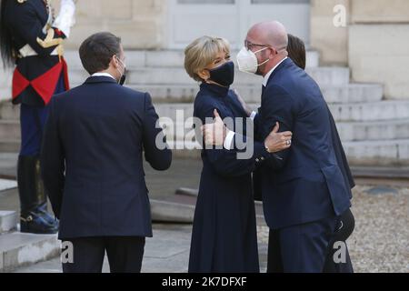 ©Sébastien Muylaert/MAXPPP - le président français Emmanuel Macron et sa femme Brigitte Macron accueillent le président du Conseil européen Charles Michel et sa femme Amélie Derbaudrenghien à leur arrivée pour un dîner au Palais présidentiel de l'Elysée, Suite à une conférence internationale sur le Soudan, qui vise à fournir une marge de manœuvre financière à son Premier ministre dans la poursuite des réformes économiques. Le gouvernement français a promis de prêter $1,5 milliards au Soudan pour l'aider à rembourser sa dette extérieure massive, ce qui a donné lieu à un sommet international visant à aider la démocratie aspirant à émerger de décennies Banque D'Images