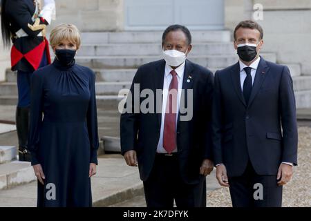 ©Sébastien Muylaert/MAXPPP - le président français Emmanuel Macron et sa femme Brigitte Macron accueillent le Premier ministre soudanais Abdalla Hamdok à son arrivée pour un dîner au Palais présidentiel de l'Elysée, Suite à une conférence internationale sur le Soudan, qui vise à fournir une marge de manœuvre financière à son Premier ministre dans la poursuite des réformes économiques. Le gouvernement français a promis de prêter $1,5 milliards au Soudan pour l'aider à rembourser sa dette extérieure massive, en lançant un sommet international visant à aider la démocratie aspirant à émerger de décennies de régime autoritaire. Paris, 17.05.2021 Banque D'Images