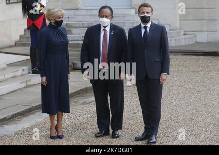 ©Sébastien Muylaert/MAXPPP - le président français Emmanuel Macron et sa femme Brigitte Macron accueillent le Premier ministre soudanais Abdalla Hamdok à son arrivée pour un dîner au Palais présidentiel de l'Elysée, Suite à une conférence internationale sur le Soudan, qui vise à fournir une marge de manœuvre financière à son Premier ministre dans la poursuite des réformes économiques. Le gouvernement français a promis de prêter $1,5 milliards au Soudan pour l'aider à rembourser sa dette extérieure massive, en lançant un sommet international visant à aider la démocratie aspirant à émerger de décennies de régime autoritaire. Paris, 17.05.2021 Banque D'Images