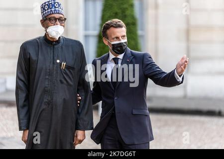 ©Sadak Souici / le Pictorium / MAXPPP - Sadak Souici / le Pictorium - 17/5/2021 - France / Ile-de-France / Paris 8 - Le président français Emmanuel Macron (un droit) Adresse le président nigérian Muhammadu Buhari un fils arrivee pour un dîner au palais présidentiel de l'Elysée a Paris / 17/5/2021 - France / Ile-de-France (région) / Paris 8th (8th arrondissement de Paris) - Le président français Emmanuel Macron (à droite) accueille le président nigérian Muhammadu Buhari à son arrivée pour un dîner à l'Elysée Palais de Paris Banque D'Images