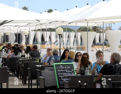 ©PHOTOPQR/NICE MATIN/Jean François Ottonello ; Menton ; 19/05/2021 ; la restauration des terrasses des restaurants à Menton France, mai 19th 2021 réouverture des terrasses de cafés après de longs mois de restriction Banque D'Images