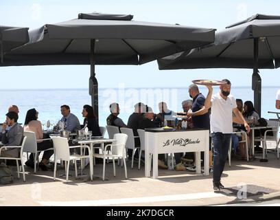 ©PHOTOPQR/NICE MATIN/Jean François Ottonello ; Menton ; 19/05/2021 ; la restauration des terrasses des restaurants à Menton France, mai 19th 2021 réouverture des terrasses de cafés après de longs mois de restriction Banque D'Images