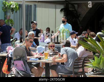 ©PHOTOPQR/NICE MATIN/Jean François Ottonello ; Menton ; 19/05/2021 ; la restauration des terrasses des restaurants à Menton France, mai 19th 2021 réouverture des terrasses de cafés après de longs mois de restriction Banque D'Images