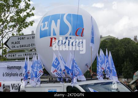 ©Sébastien Muylaert/MAXPPP - Illustration du syndicat unsa police lors de la manifestation des policiers devant l'Assemblée nationale. Paris, 19.05.2021 - Paris, France, mai 19th 2021. Manifestation de la police devant l'Assemblée nationale pour exiger des sanctions plus sévères pour les attaques des agents de police et pour faire pression sur le gouvernement pour une meilleure protection et moins de tolérance à l'égard de la violence contre la profession. Banque D'Images