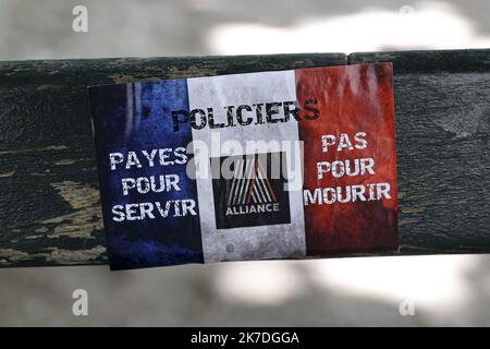 ©Sébastien Muylaert/MAXPPP - Illustration du syndicat Alliance lors de la manifestation des policiers devant l'Assemblée nationale. Paris, 19.05.2021 - Paris, France, mai 19th 2021. Manifestation de la police devant l'Assemblée nationale pour exiger des sanctions plus sévères pour les attaques des agents de police et pour faire pression sur le gouvernement pour une meilleure protection et moins de tolérance à l'égard de la violence contre la profession. Banque D'Images