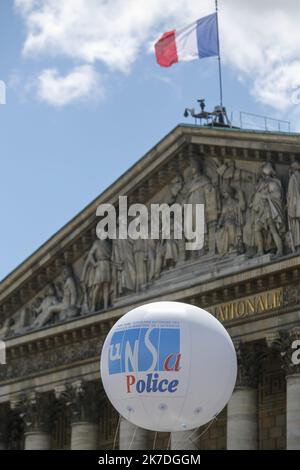 ©Sébastien Muylaert/MAXPPP - Illustration du syndicat unsa police lors de la manifestation des policiers devant l'Assemblée nationale. Paris, 19.05.2021 - Paris, France, mai 19th 2021. Manifestation de la police devant l'Assemblée nationale pour exiger des sanctions plus sévères pour les attaques des agents de police et pour faire pression sur le gouvernement pour une meilleure protection et moins de tolérance à l'égard de la violence contre la profession. Banque D'Images