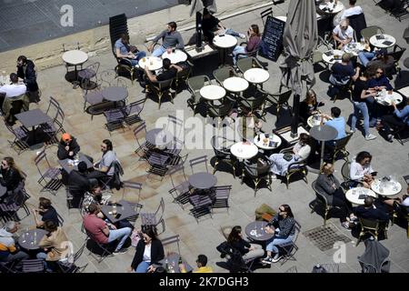 ©PHOTOPQR/LA PROVENCE/FRANCK PENNANT ; Marseille ; 19/05/2021 ; Réouverture des terrasses des restaurants où les tables sont limitées à 6 personnes et avec une juge de 50% des capacités d'accueil. France, mai 19th 2021 réouverture des terrasses de cafés après de longs mois de restriction Banque D'Images