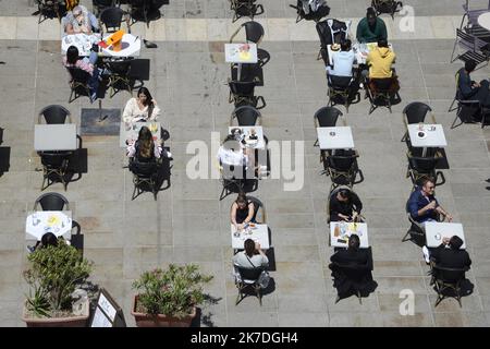 ©PHOTOPQR/LA PROVENCE/FRANCK PENNANT ; Marseille ; 19/05/2021 ; Réouverture des terrasses des restaurants où les tables sont limitées à 6 personnes et avec une juge de 50% des capacités d'accueil. France, mai 19th 2021 réouverture des terrasses de cafés après de longs mois de restriction Banque D'Images