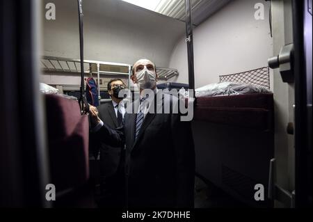 @ Pool/ELIOT BLONDT/Maxppp, France, paris, 2021/05/20 l'opérateur ferroviaire français Jean-Pierre Farandou, PDG de la SNCF, et le Premier ministre français Jean Castex, visitent le train de nuit Paris-Nice, à la gare d'Austerlitz, à Paris, sur 20 mai 2021, lors de son inauguration et reviennent en service après avoir été arrêté depuis décembre 2017. Banque D'Images