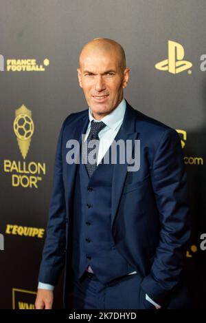 Paris, France. 17th octobre 2022. Zinedine Zidane lors de la cérémonie du tapis rouge du ballon d'Or France football 2022 sur 17 octobre 2022 au Théâtre du Châtelet à Paris, France - photo Antoine Massinon/A2M Conseil sportif/DPPI crédit: DPPI Media/Alamy Live News Banque D'Images
