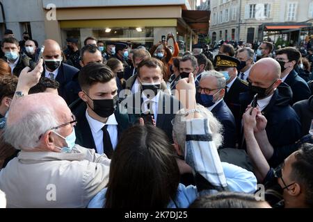©PHOTOPQR/JOURNAL DU CENTRE/Christophe MASSON ; Nevers 21/05/2021 ; visite présidentielle Emmanuel Macron et RoselyneBachelot à Nevers pour le col de la culture, bain de foule pour Emmanuel Macron - Nevers France, mai 21st 2021 après la fin de la covid-9 restrictions, le président français et ministre de la culture annoncent certaines mesures Banque D'Images