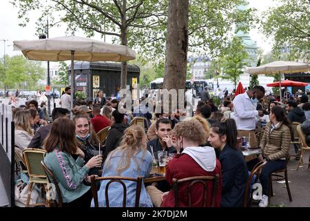 ©PHOTOPQR/LE PARISIEN/Delphine Goldsztejn ; Paris ; 21/05/2021 ; avril plus de six mois de fermette ltée à l'épidémie de Covid-19, les bars et restaurants rouvrent leurs terrasses ce mercredi 19 mai. Beaucoup de monde en terrasse ce premier vendredi voir depuis la création des terrasses place de la Bastille le 21/05/2021 photo : Delphine Goldsztejn - Paris, France, mai 21st 2021. Le premier vendredi sur les terrasses, les bars et les restaurants ont été autorisés à rouvrir Banque D'Images