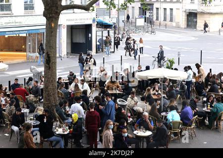 ©PHOTOPQR/LE PARISIEN/Delphine Goldsztejn ; Paris ; 21/05/2021 ; avril plus de six mois de fermette ltée à l'épidémie de Covid-19, les bars et restaurants rouvrent leurs terrasses ce mercredi 19 mai. Beaucoup de monde en terrasse ce premier vendredi voir depuis la création des terrasses place de la Bastille le 21/05/2021 photo : Delphine Goldsztejn - Paris, France, mai 21st 2021. Le premier vendredi sur les terrasses, les bars et les restaurants ont été autorisés à rouvrir Banque D'Images