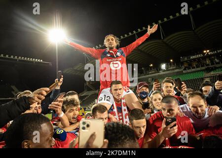 Aurélien Morissard / IP3 ; l'équipe du LOSC Lille célèbre la victoire contre Angers SCO lors du championnat français Ligue 1 entre le club sportif olympique de Lille (LOSC) et le club sportif de l'Ouest d'Angers (Angers SCO) sur 23 mai 2021 au stade Raymond KOPA à Angers, France. Banque D'Images