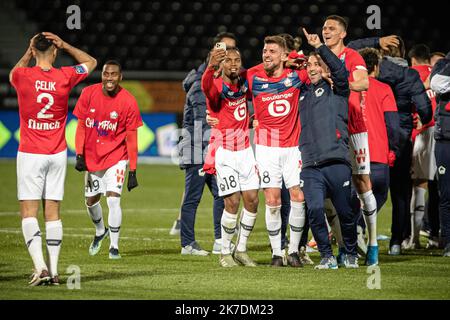 Aurélien Morissard / IP3 ; l'équipe du LOSC Lille célèbre la victoire contre Angers SCO lors du championnat français Ligue 1 entre le club sportif olympique de Lille (LOSC) et le club sportif de l'Ouest d'Angers (Angers SCO) sur 23 mai 2021 au stade Raymond KOPA à Angers, France. Banque D'Images