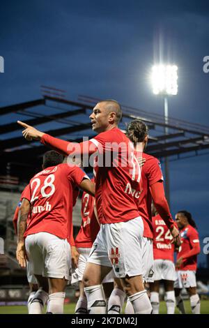 Aurélien Morissard / IP3 ; le LSC Burak Yilmaz de Lille marque le deuxième but contre l'OSCo d'Angers lors du championnat de France Ligue 1 entre le club sportif olympique de Lille (LOSC) et le club sportif d'Angers de l'Ouest (Angers SCO) sur 23 mai 2021 au stade Raymond KOPA à Angers, France. Banque D'Images