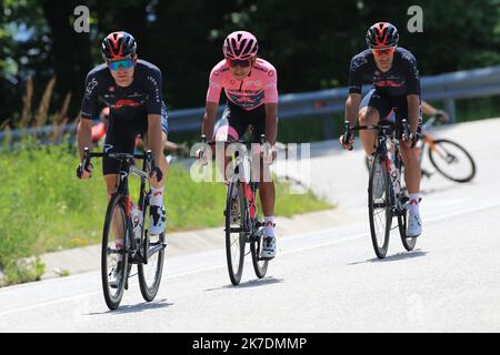 ©Pierre Teyssot/MAXPPP ; Giro d'Italia - Cyclisme Tour d'Italie 2021 dans le cadre de la pandémie Covid-19. Étape 17 Canazei - Sega di Ala Cyclistes en action sur la descente après Baselga di Pine près de Valle le 26/05/2021 à Baselga di Pine, Italie. Centre, Egan Bernal (Ineos Grenadiers) col avec des coéquipiers. © Pierre Teyssot / Maxppp Banque D'Images