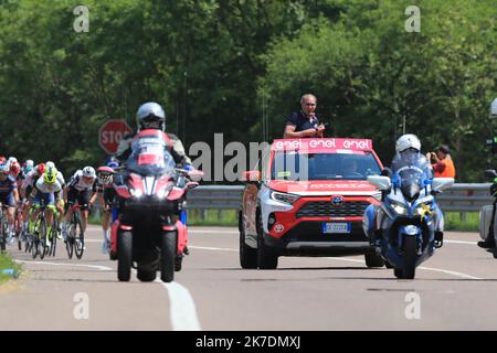 ©Pierre Teyssot/MAXPPP ; Giro d'Italia - Cyclisme Tour d'Italie 2021 dans le cadre de la pandémie Covid-19. Étape 18 Rovereto - Stradella. Un meneur de jury donne le départ aux cyclistes en action juste après le km 0 le 27/05/2021 à Rovereto, Italie. © Pierre Teyssot / Maxppp Banque D'Images