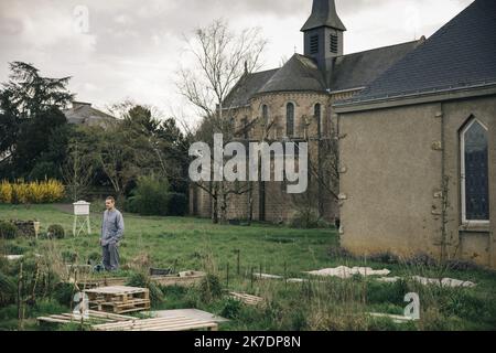 ©PHOTOPQR/LE PARISIEN/ARNAUD DUMONTIER ; Bégrolles-en-Mauges ; 23/03/2021 ; Bégrolles-en-Mauges (Maine-et-Loire), mars 2021. Reportage en immersion dans le sein de l'Abbaye notre-Dame de Bellefontaine avec les moines du monastère. Le frère Vincent s'occupant du potager. © Arnaud Dumontier pour le parisien week-end - 2021/05/31. Rapport en immersion dans l'abbaye notre-Dame de Bellefontaine avec les moines du monastère. Banque D'Images