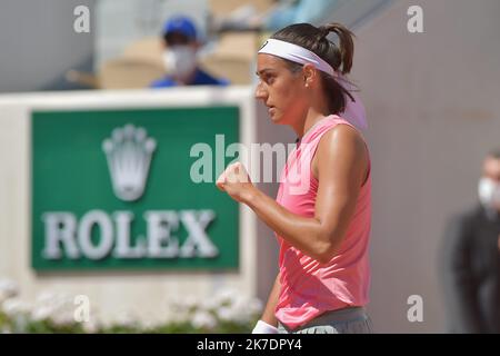 ©FRANCK CASTEL/MAXPPP - tennis ouvert en France. Roland-Garros 2021. PARIS, FRANCECaroline Garcia de France célèbre la victoire dans leurs dames célibataires premier tour de match contre Laura Siegemund d'Allemagne le deuxième jour de l'Open de France 2021 à Roland Garros sur 31 mai 2021 à Paris, France. Banque D'Images