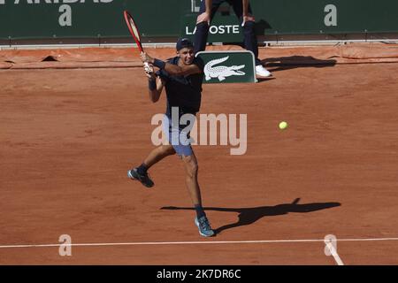 ©Sébastien Muylaert/MAXPPP - Alexei Popyrin d'Australie joue un revers dans leur premier match des hommes contre Rafael Nadal d'Espagne pendant le troisième jour de l'Open de France 2021 à Roland Garros à Paris, France. 01.06.2021 Banque D'Images