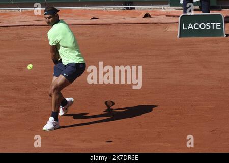 ©Sébastien Muylaert/MAXPPP - Rafael Nadal d'Espagne joue un revers dans leur premier match de la mens contre Alexei Popyrin d'Australie pendant le troisième jour de l'Open de France 2021 à Roland Garros à Paris, France. 01.06.2021 Banque D'Images