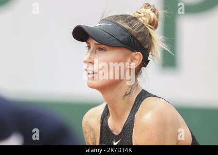 ©Sébastien Muylaert/MAXPPP - Polona Hercog, de Slovénie, réagit au deuxième tour de sa femme contre Caroline Garcia, de France, au cours du quatrième jour de l'Open de France 2021 à Roland Garros à Paris, en France. 02.06.2021 Banque D'Images