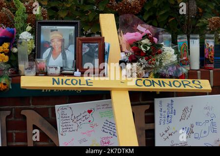 Raleigh, Caroline du Nord, États-Unis. 17th octobre 2022. Un mémorial de plus en plus grand à l'entrée du quartier Hedingham. Un garçon de 15 ans était en détention alors que les enquêteurs cherchaient un motif dans une fusillade qui tuait un policier hors service et quatre autres à Raleigh. (Image de crédit : © Bob Karp/ZUMA Press Wire) Banque D'Images