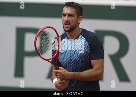 ©Sébastien Muylaert/MAXPPP - Marin Cilic de Croatie réagit lors de son deuxième tour de mens contre Roger Federer de Suisse pendant le cinquième jour de l'Open de France 2021 à Roland Garros à Paris, France. 03.06.2021 Banque D'Images