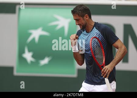 ©Sébastien Muylaert/MAXPPP - Marin Cilic de Croatie réagit lors de son deuxième tour de mens contre Roger Federer de Suisse pendant le cinquième jour de l'Open de France 2021 à Roland Garros à Paris, France. 03.06.2021 Banque D'Images