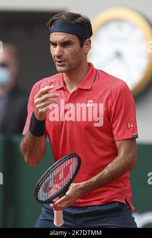 ©Sébastien Muylaert/MAXPPP - Roger Federer de Suisse réagit lors de son deuxième tour de mens contre Marin Cilic de Croatie pendant le cinquième jour de l'Open de France 2021 à Roland Garros à Paris, France. 03.06.2021 Banque D'Images