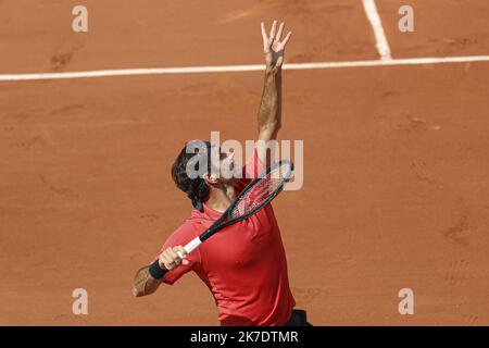 ©Sébastien Muylaert/MAXPPP - Roger Federer de Suisse sert lors de son deuxième tour de mens contre Marin Cilic de Croatie pendant le cinquième jour de l'Open de France 2021 à Roland Garros à Paris, France. 03.06.2021 Banque D'Images