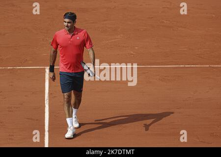 ©Sébastien Muylaert/MAXPPP - Roger Federer de Suisse réagit lors de son deuxième tour de mens contre Marin Cilic de Croatie pendant le cinquième jour de l'Open de France 2021 à Roland Garros à Paris, France. 03.06.2021 Banque D'Images