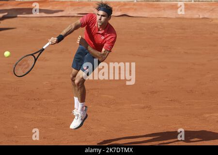 ©Sébastien Muylaert/MAXPPP - Roger Federer de Suisse sert lors de son deuxième tour de mens contre Marin Cilic de Croatie pendant le cinquième jour de l'Open de France 2021 à Roland Garros à Paris, France. 03.06.2021 Banque D'Images