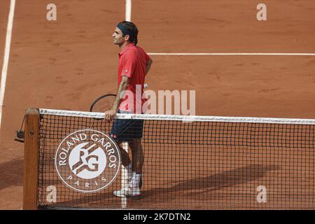 ©Sébastien Muylaert/MAXPPP - Roger Federer de Suisse réagit lors de son deuxième tour de mens contre Marin Cilic de Croatie pendant le cinquième jour de l'Open de France 2021 à Roland Garros à Paris, France. 03.06.2021 Banque D'Images