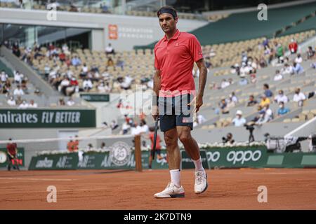 ©Sébastien Muylaert/MAXPPP - Roger Federer de Suisse réagit lors de son deuxième tour de mens contre Marin Cilic de Croatie pendant le cinquième jour de l'Open de France 2021 à Roland Garros à Paris, France. 03.06.2021 Banque D'Images