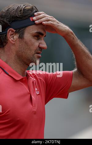 ©Sébastien Muylaert/MAXPPP - Roger Federer de Suisse réagit lors de son deuxième tour de mens contre Marin Cilic de Croatie pendant le cinquième jour de l'Open de France 2021 à Roland Garros à Paris, France. 03.06.2021 Banque D'Images