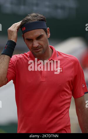 ©Sébastien Muylaert/MAXPPP - Roger Federer de Suisse réagit lors de son deuxième tour de mens contre Marin Cilic de Croatie pendant le cinquième jour de l'Open de France 2021 à Roland Garros à Paris, France. 03.06.2021 Banque D'Images