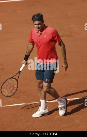 ©Sébastien Muylaert/MAXPPP - Roger Federer de Suisse réagit lors de son deuxième tour de mens contre Marin Cilic de Croatie pendant le cinquième jour de l'Open de France 2021 à Roland Garros à Paris, France. 03.06.2021 Banque D'Images