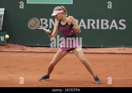 ©Sébastien Muylaert/MAXPPP - Kristina Mladenovic de France joue un rôle de premier plan lors du deuxième tour de table de ses femmes contre Anet Kontaveit d'Estonie au cours de la cinquième journée de l'Open de France 2021 à Roland Garros à Paris, France. 03.06.2021 Banque D'Images