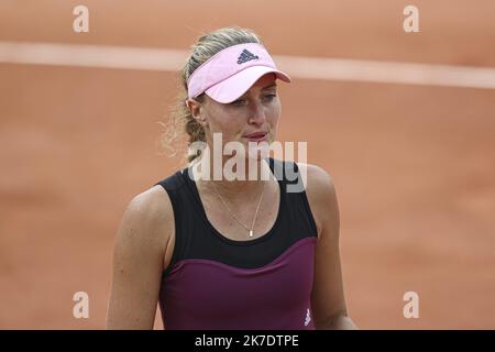 ©Sébastien Muylaert/MAXPPP - Kristina Mladenovic, de France, réagit lors du deuxième tour de sa femme contre Anet Kontaveit, d'Estonie, au cours du cinquième jour de l'Open de France 2021 à Roland Garros, à Paris, en France. 03.06.2021 Banque D'Images