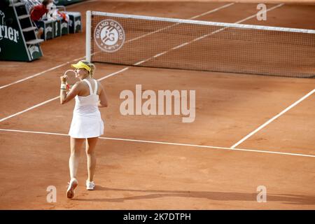 ©Sébastien Muylaert/MAXPPP - Anet Kontaveit d'Estonie réagit après avoir remporté le deuxième tour de sa femme contre Kristina Mladenovic de France au cours de la cinquième journée de l'Open de France 2021 à Roland Garros à Paris, France. 03.06.2021 Banque D'Images