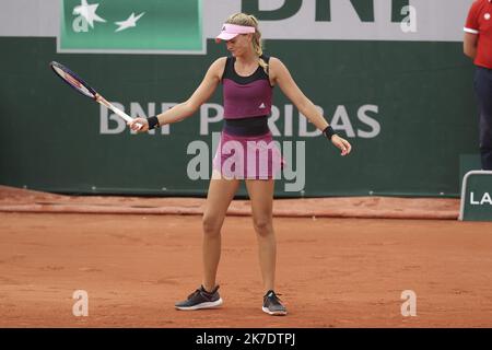 ©Sébastien Muylaert/MAXPPP - Kristina Mladenovic, de France, réagit lors du deuxième tour de sa femme contre Anet Kontaveit, d'Estonie, au cours du cinquième jour de l'Open de France 2021 à Roland Garros, à Paris, en France. 03.06.2021 Banque D'Images