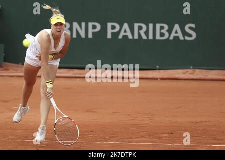 ©Sébastien Muylaert/MAXPPP - Anet Kontaveit d'Estonie sert lors de son deuxième match de manche féminin contre Kristina Mladenovic de France pendant le cinquième jour de l'Open de France 2021 à Roland Garros à Paris, France. 03.06.2021 Banque D'Images