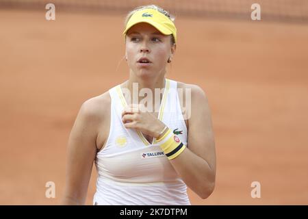 ©Sébastien Muylaert/MAXPPP - Anet Kontaveit d'Estonie réagit lors du deuxième tour de sa femme contre Kristina Mladenovic de France au cours du cinquième jour de l'Open de France 2021 à Roland Garros à Paris, France. 03.06.2021 Banque D'Images