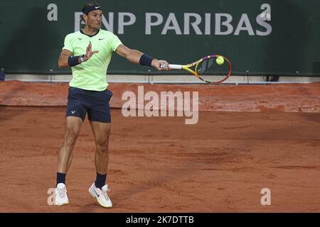 ©Sébastien Muylaert/MAXPPP - Rafael Nadal d'Espagne joue un front lors de son deuxième tour de match des hommes contre Richard Gasquet de France pendant le cinquième jour de l'Open de France 2021 à Roland Garros à Paris, France. 03.06.2021 Banque D'Images